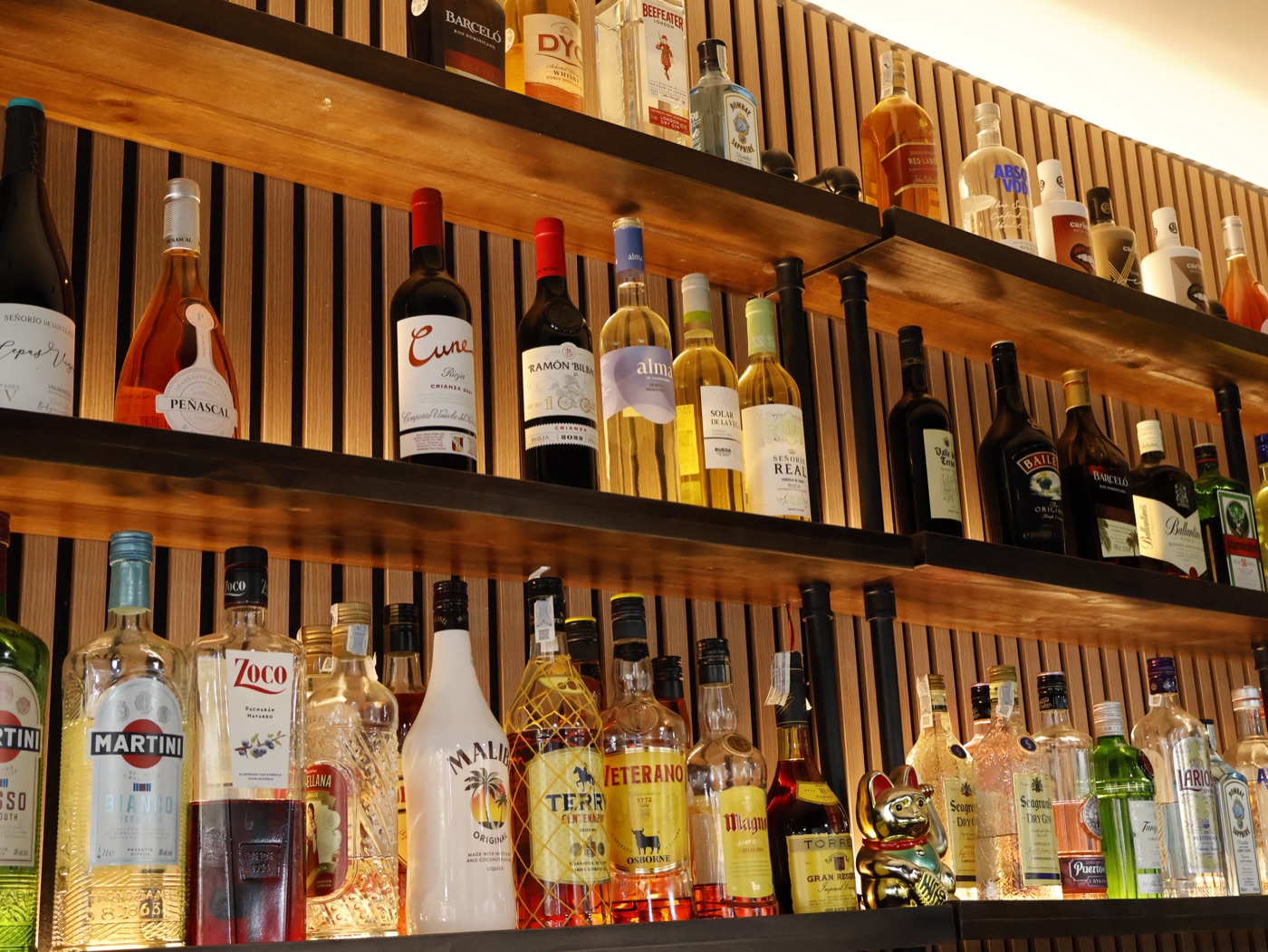 Estantería del bar con la selección de vinos y licores