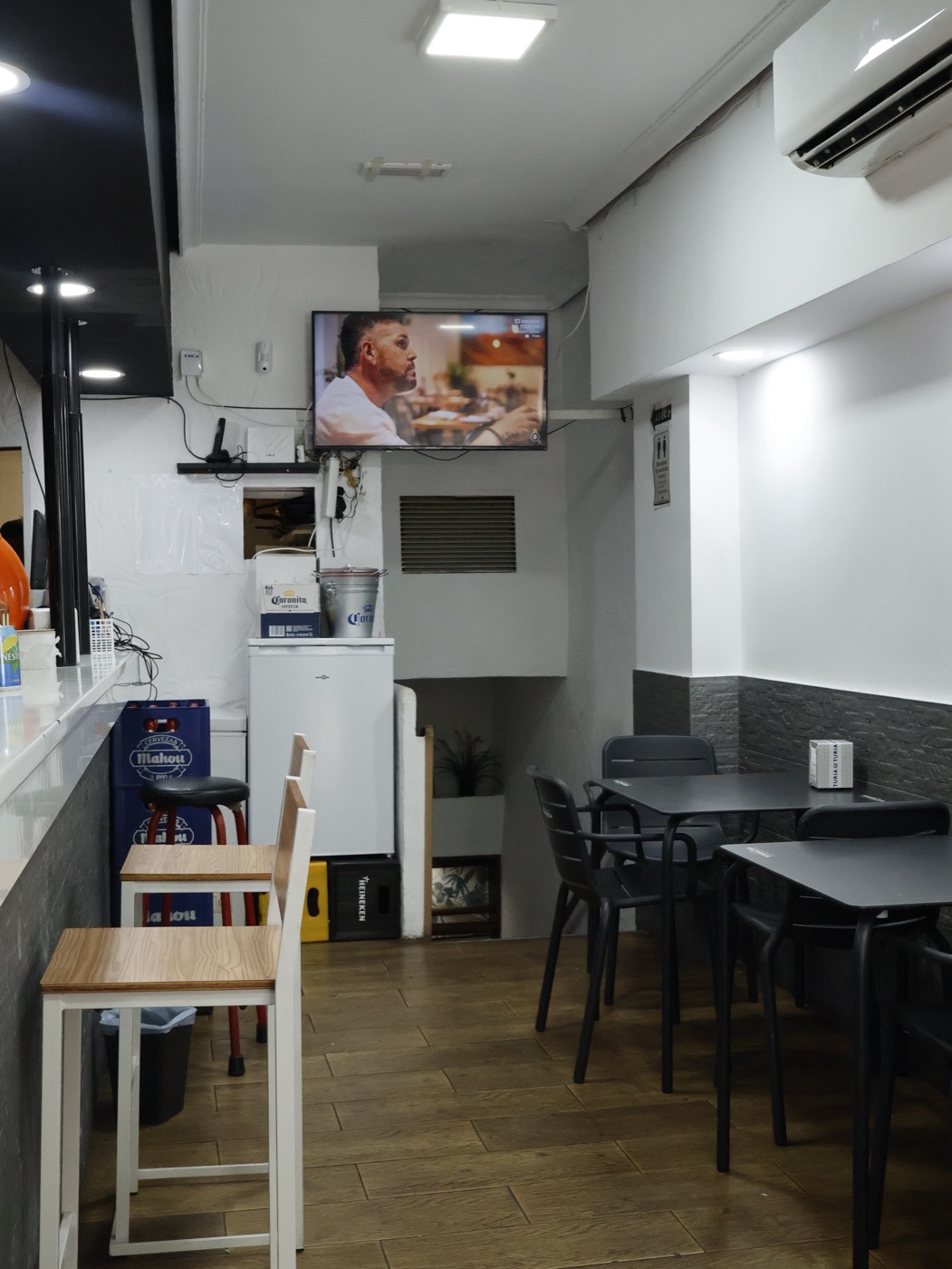 Sala del bar con las mesas preparadas para los clientes