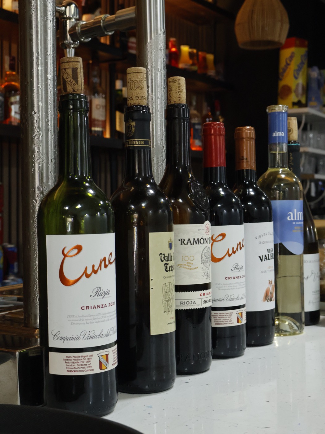 Botellas de vino alineadas sobre la barra