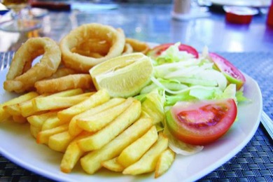 Calamares con patatas fritas y ensalada