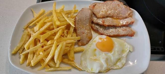 Lomo adobado con patatas fritas y huevos fritos