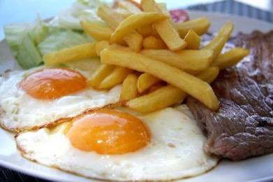 Ternera con patatas fritas y huevos fritos