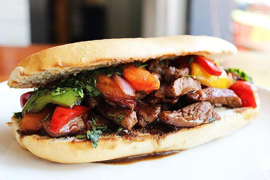 Pan con lomo saltado
